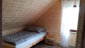 Un pat sau paturi într-o cameră la Czarcie Chatki
