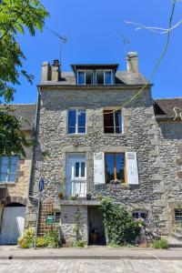 ein Steinhaus mit einem Fenster darüber in der Unterkunft Le refuge des Alpes Mancelles in Fresnay-sur-Sarthe