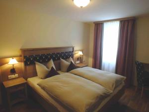 Postel nebo postele na pokoji v ubytování Jagdhotel Sudetenhof