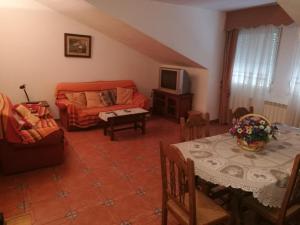 a living room with a couch and a table at Casa y Apartamentos Nati in Carrascosa