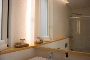 een badkamer met een wastafel en een douche bij Destino Lisboa Apartments in Lissabon