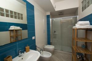 聖塔·馬里亞·迪·卡斯特的住宿－B&B LA PIAZZETTA，浴室配有卫生间、盥洗盆和淋浴。