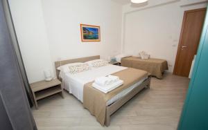 聖塔·馬里亞·迪·卡斯特的住宿－B&B LA PIAZZETTA，一间小卧室,配有两张床和镜子