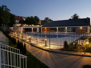 Bazén v ubytovaní Apartament SOLEIL Kołobrzeg alebo v jeho blízkosti