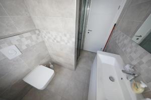 Łazienka w obiekcie Apartmani Postimana