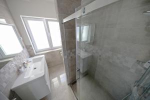 Łazienka w obiekcie Apartmani Postimana