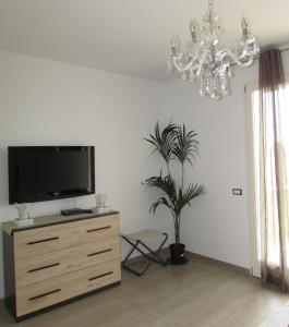 a living room with a flat screen tv on a dresser at B&B Bellavista in Tavullia