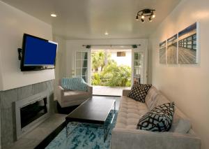 A seating area at Oceanside Marina Suites - A Waterfront Hotel