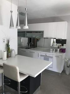 A kitchen or kitchenette at Apartment Vukovarska