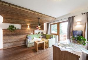 Televízia a/alebo spoločenská miestnosť v ubytovaní Das Habitat