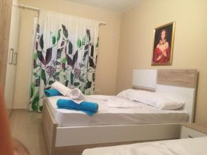 een slaapkamer met een bed met blauwe handdoeken bij Premium Apartaments 02-03 in Vlorë