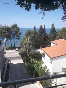 widok na ocean z balkonu domu w obiekcie Apartments Vretenicic w Barze