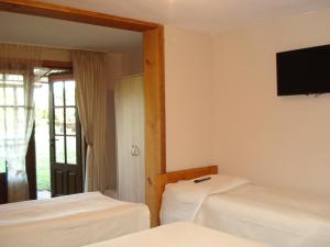 Zimmer mit 2 Betten und einem Flachbild-TV in der Unterkunft Willa Sara II in Okuninka