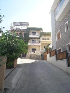 una calle vacía delante de un edificio en Apartments Vretenicic, en Bar