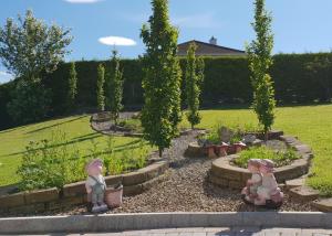 um jardim com estatuetas de pessoas num jardim em Cherville Bed & Breakfast em Cavan