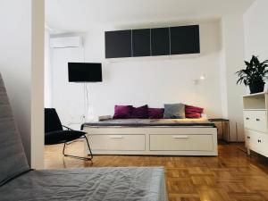 een bed in een kamer met bij West vibes apartment in Zagreb