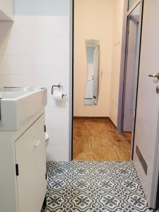 een badkamer met een wastafel en een toilet bij West vibes apartment in Zagreb