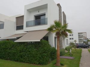 Zdjęcie z galerii obiektu Villa Blanca Beach Pieds-Sur-Mer w mieście Sidi Rahal
