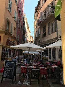ニースにあるCoeur Vieux Nice Joli traversantの屋外カフェ(テーブル、傘付)