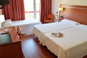 Postel nebo postele na pokoji v ubytování Hotel Mari Carmen