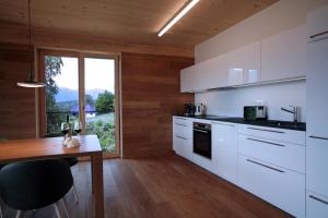 Virtuvė arba virtuvėlė apgyvendinimo įstaigoje Apart-Faakersee