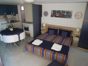パラジャーノにあるA Casa di Mariaのベッドルーム1室(ベッド2台、テーブル付)、キッチン
