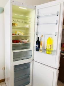內楚楊的住宿－Lady Di，装满许多食物和饮料的开放式冰箱