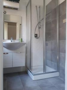un bagno con doccia e lavandino di O lastraco a Trapani