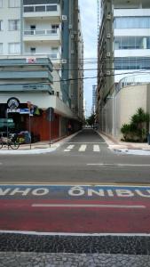 una calle vacía en una ciudad con edificios altos en Apto bem localizado, en Balneário Camboriú