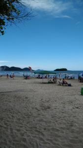 un grupo de personas tumbadas en una playa en Apto bem localizado, en Balneário Camboriú