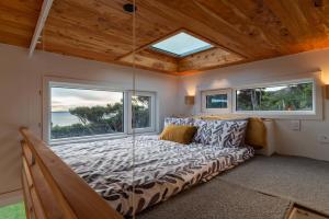 Postel nebo postele na pokoji v ubytování Golden Bay Hideaway