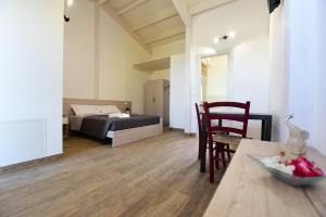 a room with a bed and a table and chairs at La Cerqua in Arcevia