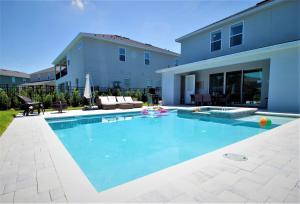 uma piscina em frente a uma casa em 6 Bedroom Vacation Home with Pool (1829) em Orlando