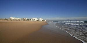 エル・アルテットにあるAlojamiento El Altet Playaの建物を背景にビーチの景色を望む客室です。