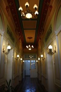 un corridoio in un edificio con lampadario pendente di Pension Zum Engel a Magdeburgo