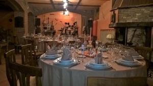 una mesa larga con vasos y platos. en Agriturismo Alpi, en Roccaforte Ligure
