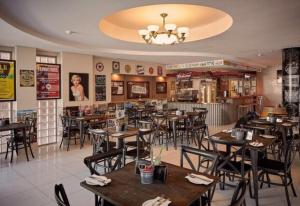 a restaurant with tables, chairs, and tables in it at Hotel Gloria in Springwood