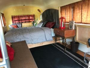 een slaapkamer met een groot bed en een tafel bij Klutina Kate's B&B in Copper Center
