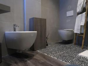 A bathroom at Romeo&Juliet's Nest in Verona