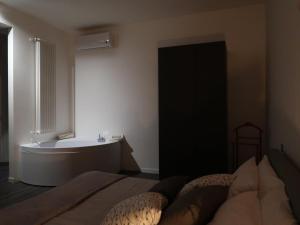 A bed or beds in a room at Romeo&Juliet's Nest in Verona Még 9 kép
