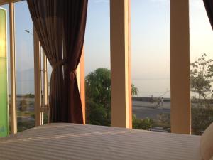 a bedroom with a bed and a view of the ocean at Motel Tuan Phuong in Da Nang