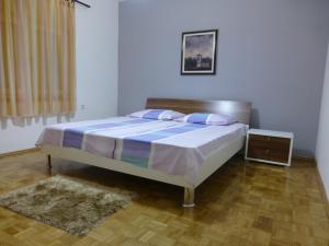 Tempat tidur dalam kamar di Apartments Barić