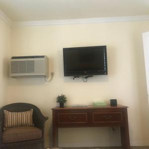 TV a/nebo společenská místnost v ubytování Bella Capri Inn and Suites