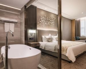 Uma cama ou camas num quarto em Wuhan Hongguang Hotel