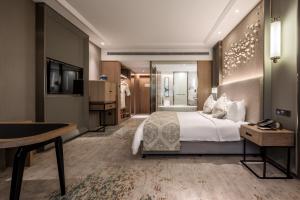 Uma cama ou camas num quarto em Wuhan Hongguang Hotel