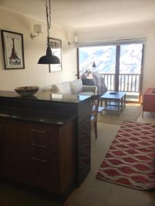 Apartment Valle Nevado في فالي نيفادو: غرفة معيشة مع أريكة وطاولة