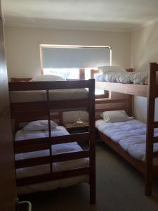 Pokój z 3 łóżkami piętrowymi i oknem w obiekcie Apartment Valle Nevado w mieście Valle Nevado