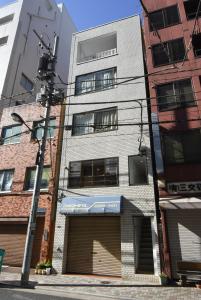 un edificio en una esquina con edificios en East TORANOMON - KANDO, en Tokio