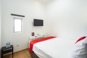 Postel nebo postele na pokoji v ubytování RedDoorz Plus @ Danau Sunter Utara
