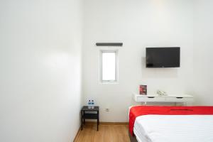 Postel nebo postele na pokoji v ubytování RedDoorz Plus @ Danau Sunter Utara